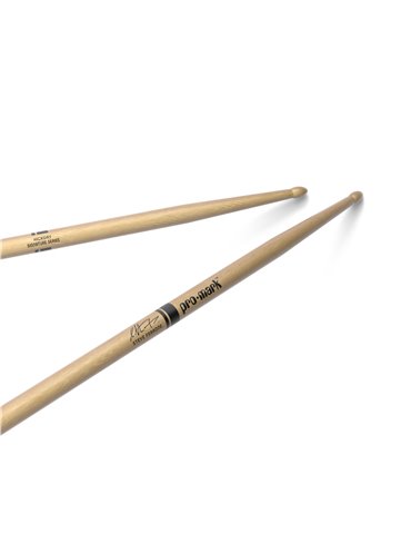 Baqueta de nogal americano con punta de madera 735 de ProMark, diseñada por Steve Ferrone.