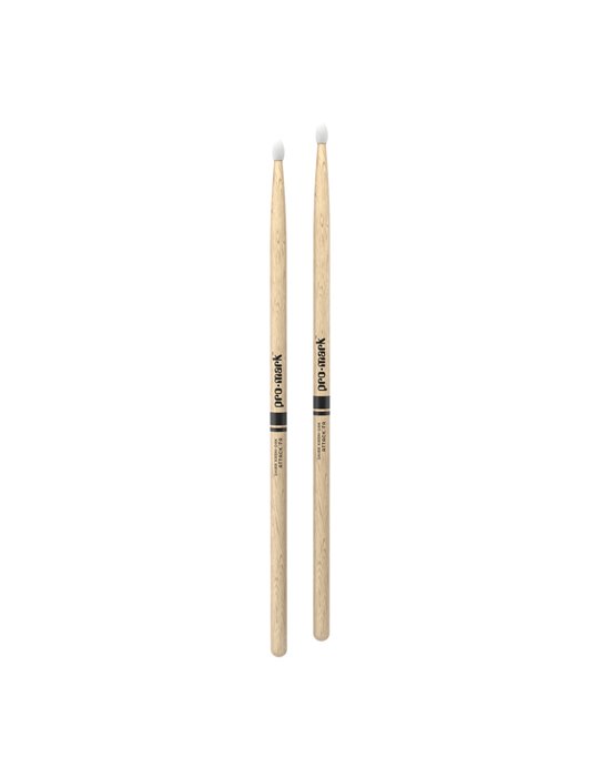 Baquetas ProMark Classic Attack 7A, Roble Shira Kashi con punta ovalada de nailon