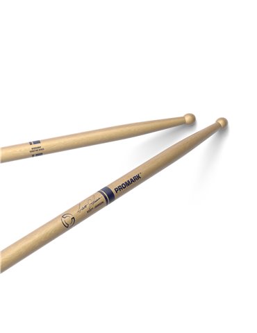 Baqueta de nogal americano con punta de madera DC17 de ProMark, diseñada por Scott Johnson.