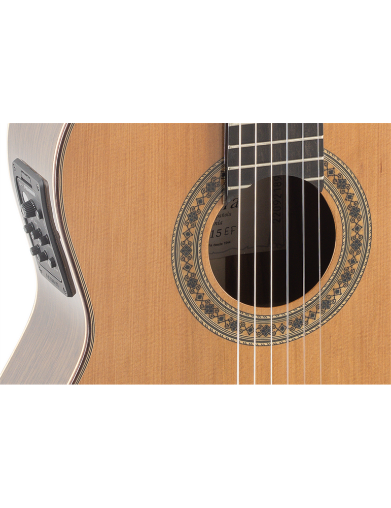 GUITARRA CLÁSICA ADMIRA A15 ELECTRIFICADA CON FISHMAN SERIE ARTESANÍA