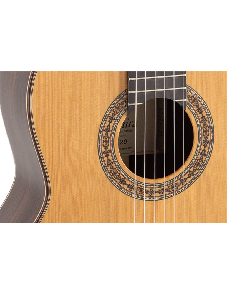 GUITARRA CLÁSICA ADMIRA A20 ELECTRIFICADA CON FISHMAN SERIE ARTESANÍA