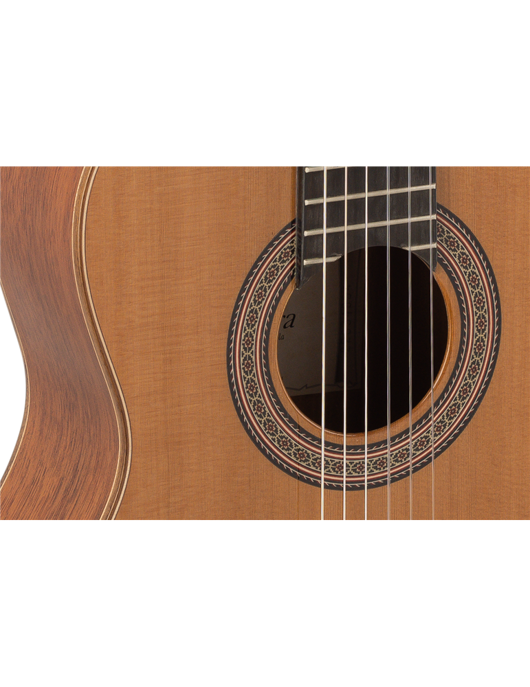 GUITARRA CLÁSICA ADMIRA A40 ELECTRIFICADA CON FISHMAN SERIE ARTESANÍA