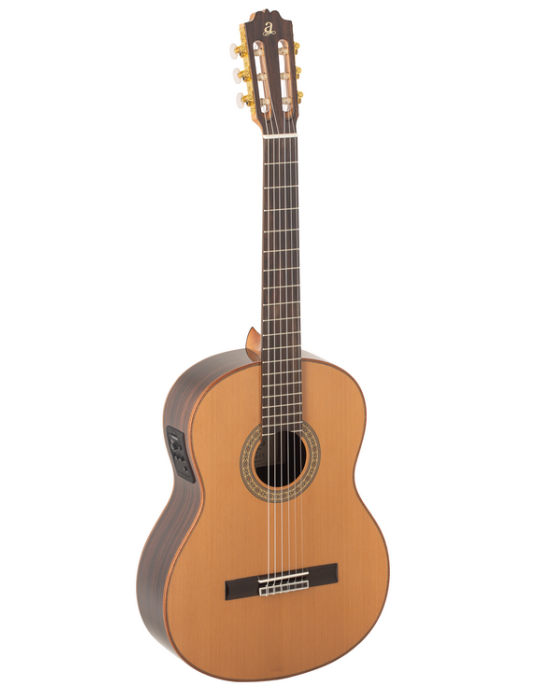GUITARRA CLÁSICA ADMIRA A10 ELECTRIFICADA CON FISHMAN SERIE ARTESANÍA