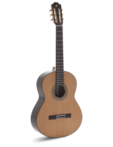 GUITARRA CLÁSICA ADMIRA A6 ELECTRIFICADA CON FISHMAN SERIE ARTESANÍA