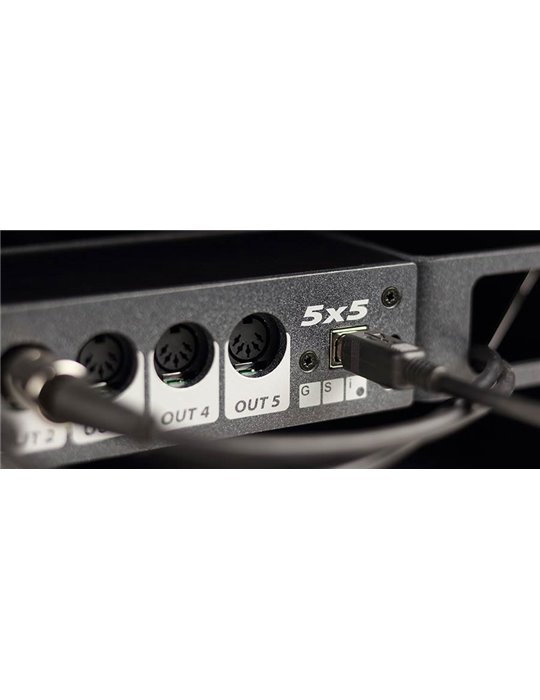 Interfaz midi USB Crumar con 5 In/Out