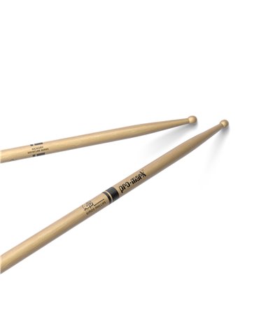 Baqueta de nogal americano con punta de madera 707 de ProMark, diseñada por Simon Phillips.